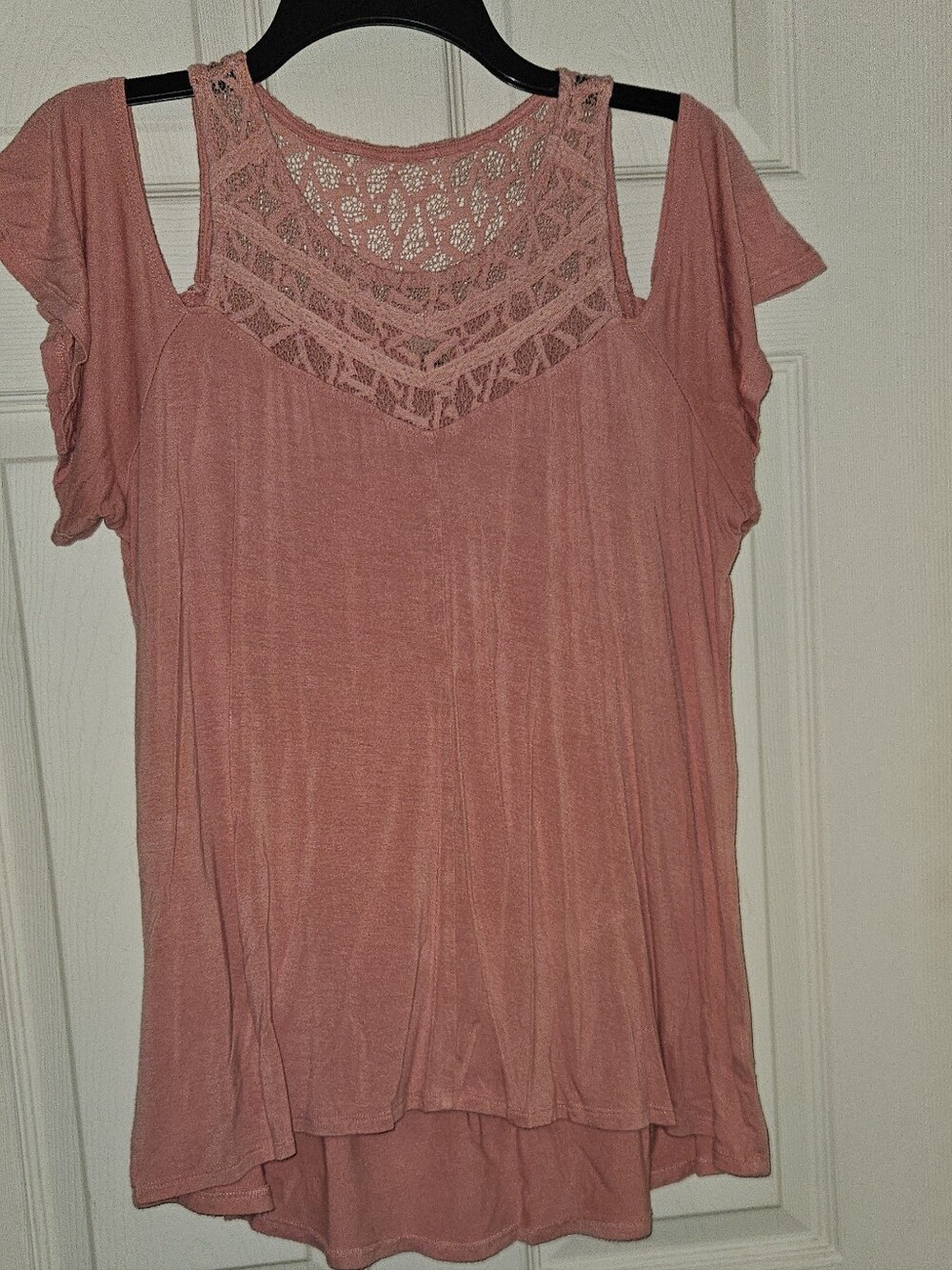 Lace Yoke Cold-Shoulder Tee in Dusty Rose